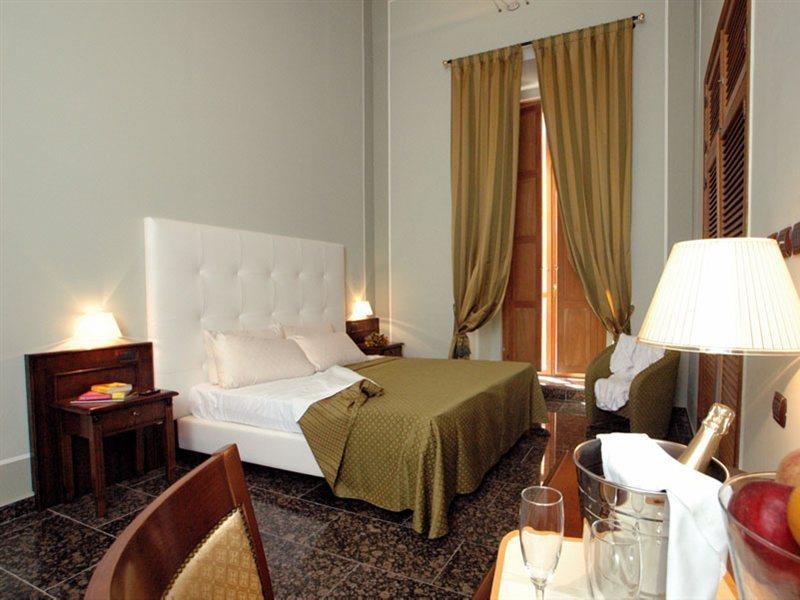 Le Stanze Del Vicere Boutique Hotel Неаполь Екстер'єр фото